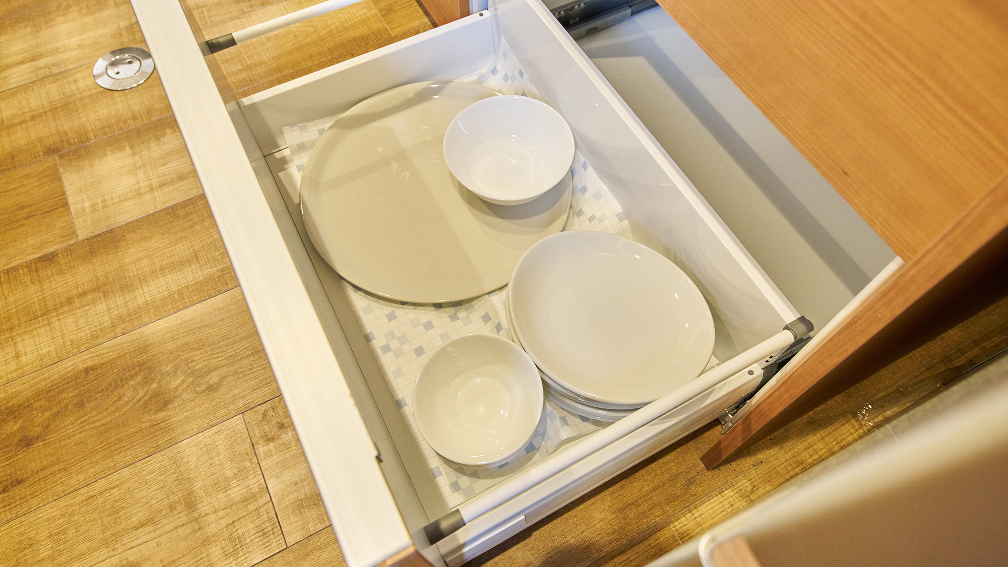 ・【共用キッチン設備】複数の食器類をご用意。用途に合わせてお使いください