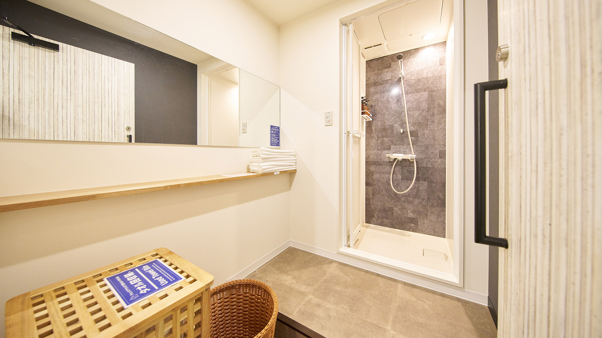 ・【共用シャワールーム】脱衣所は広々としているので、ゆったりとご利用いただけます