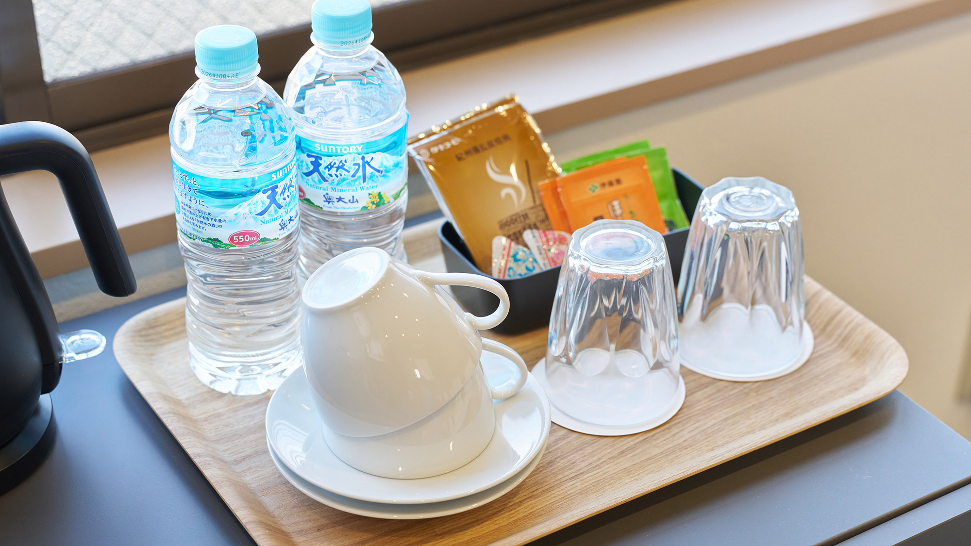 ・【203：設備】お部屋にあるお飲み物はサービスです。ご自由にお飲みください