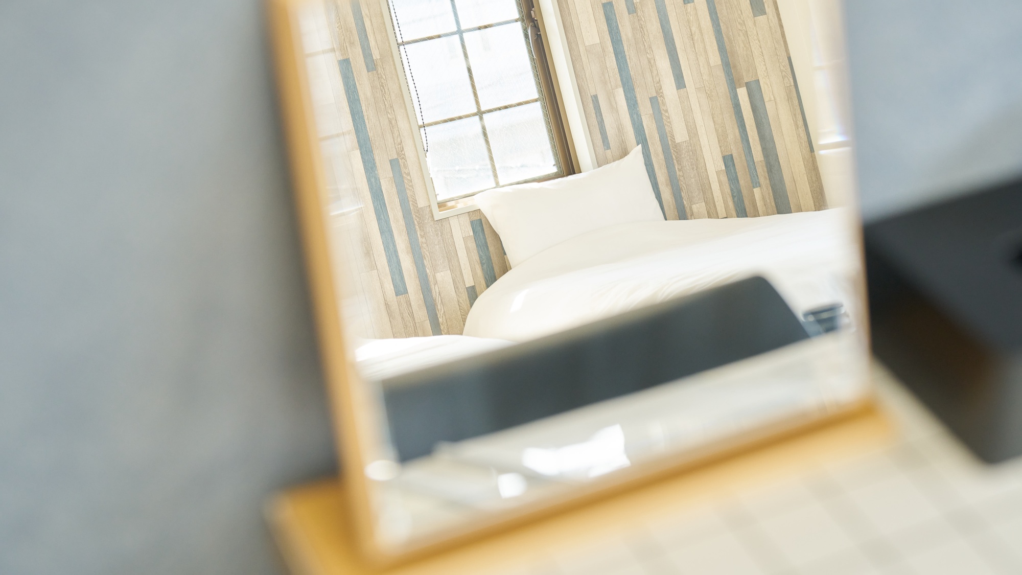 ・【202：客室】コンパクトな鏡をご用意。身支度を整える際にご活用ください