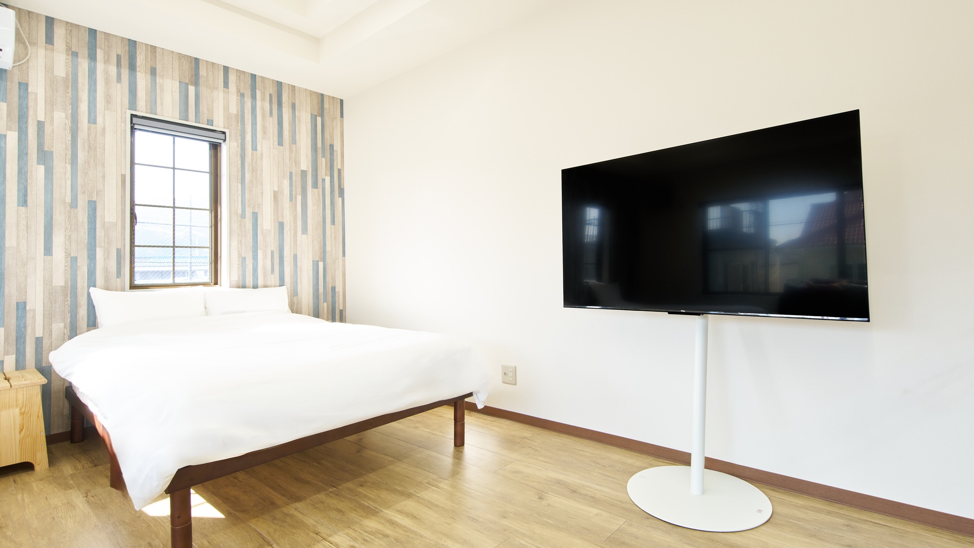 ・【202：客室】55型テレビを設置。皆様でテレビ鑑賞していただけます
