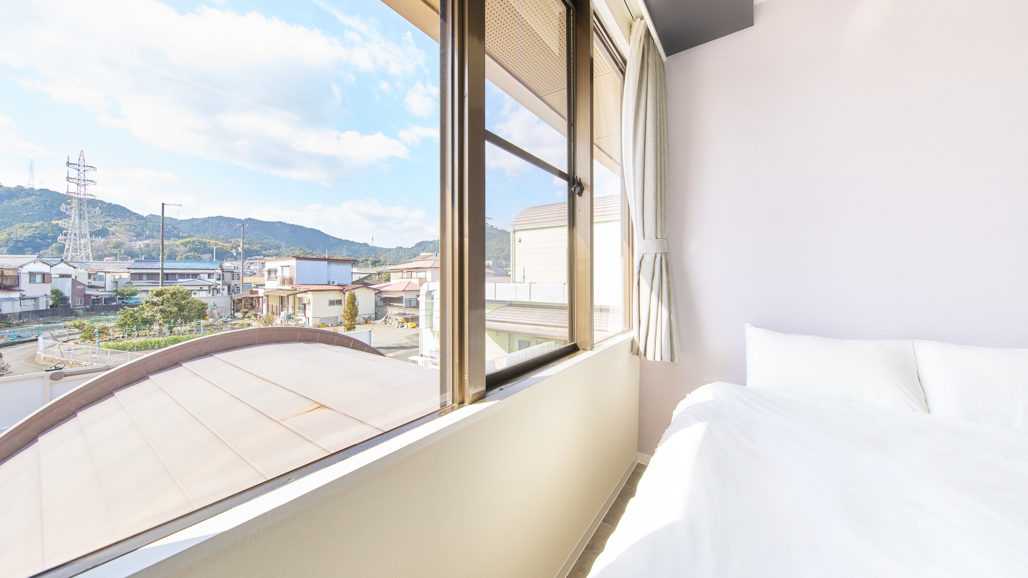 ・【205：客室】カーテンを開けると大きな窓があり、窮屈さを感じさせません