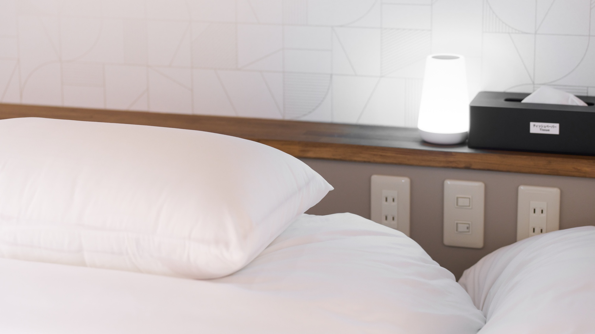 ・【210：ベッド】ふかふかのダブル布団をご用意。ぐっすりとお休みいただけます