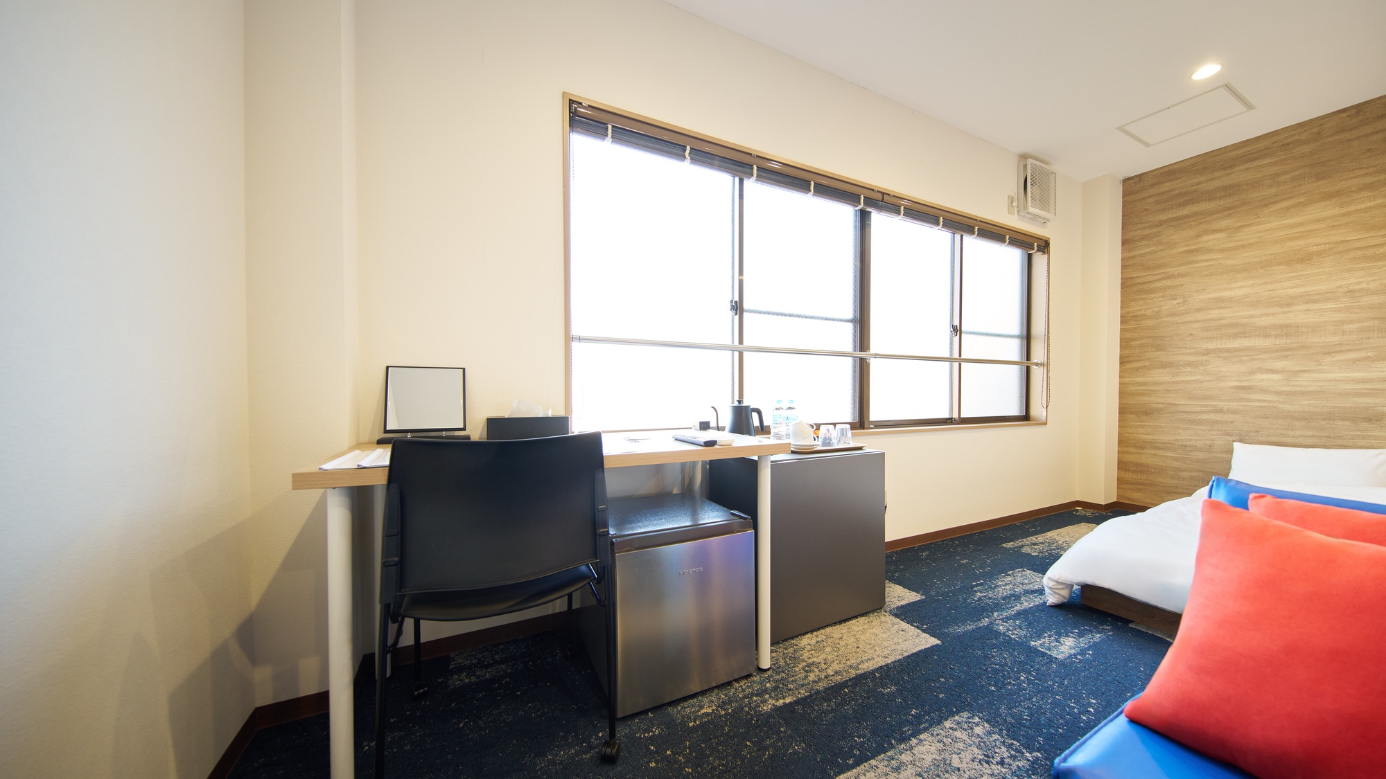 ・【203：客室】作業にぴったりなデスクもございます。ビジネス利用にもどうぞ