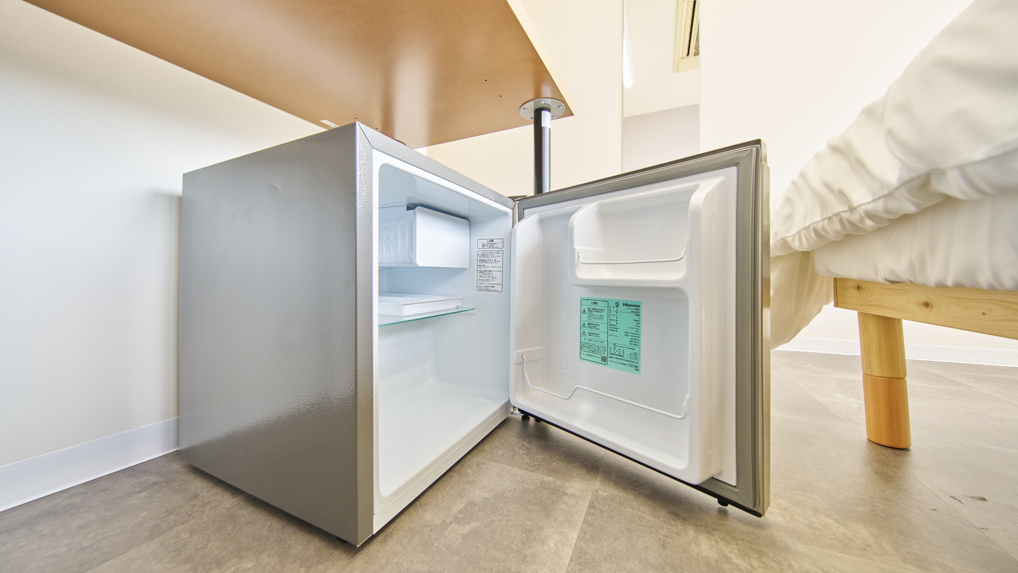 ・【205：冷蔵庫】お飲み物などを冷やすのにぴったりな、小型冷蔵庫をご用意しております