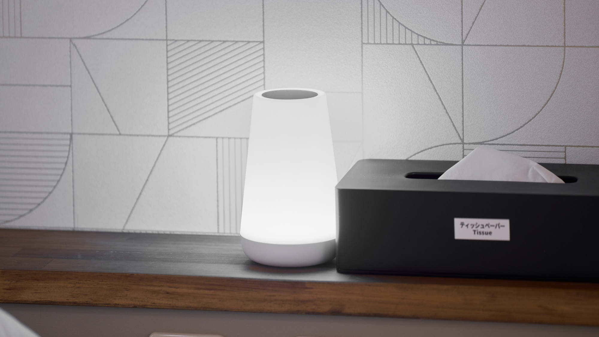 ・【210：設備】手元を明るく照らす枕元ライトで、夜の読書も快適にできます