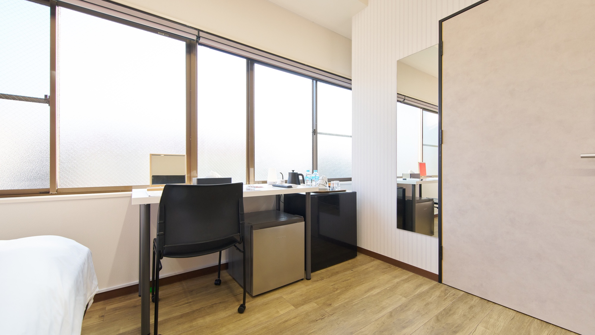 ・【201：客室】作業ができるデスクもあるので、ビジネス利用にもぴったりです