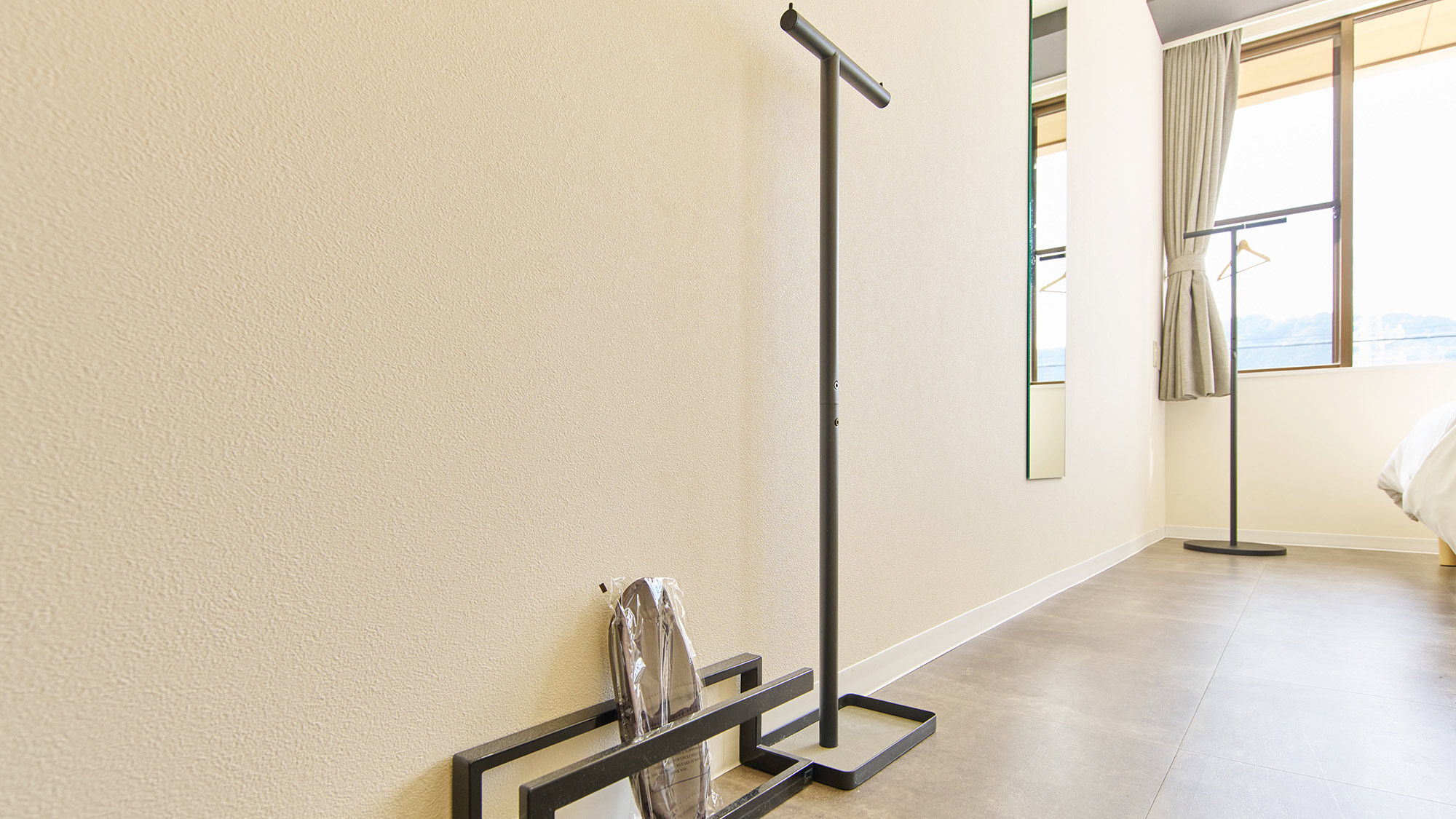 ・【205：アメニティ】ハンガーラックにお洋服をかけることができます