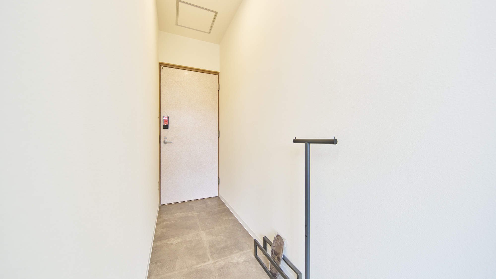 ・【205：客室】ビジネス利用にもぴったりなシンプルなお部屋です