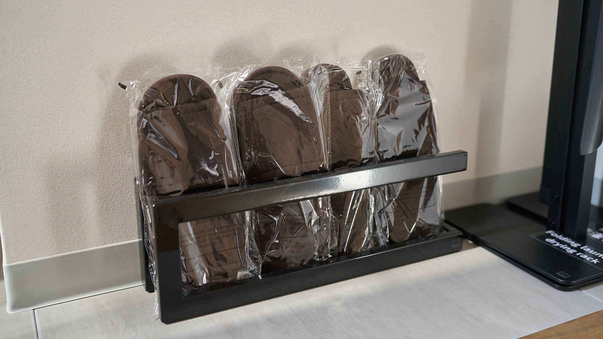 ・【210：アメニティ】スリッパをご用意。履き替えてお部屋におあがりください