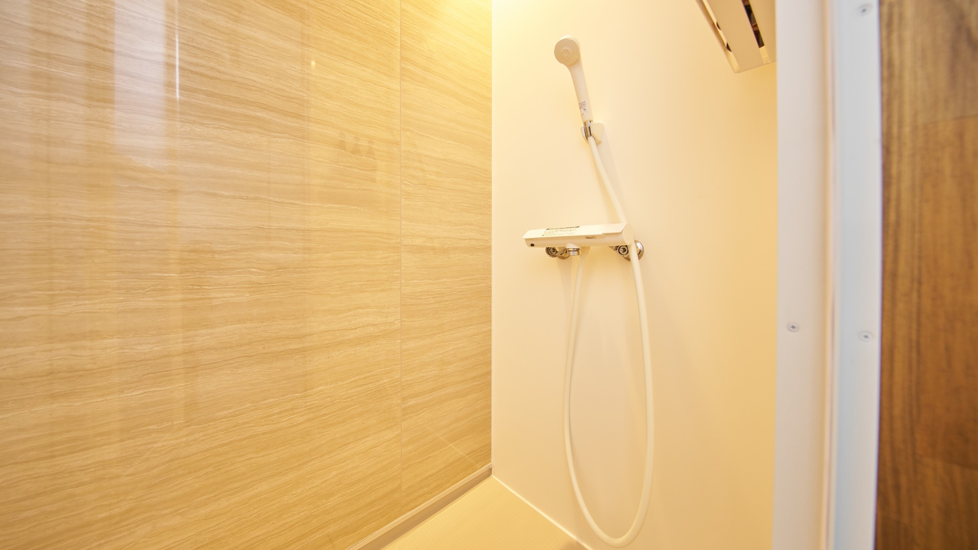 ・【210：シャワーブース】コンパクトながら機能的なシャワーがございます