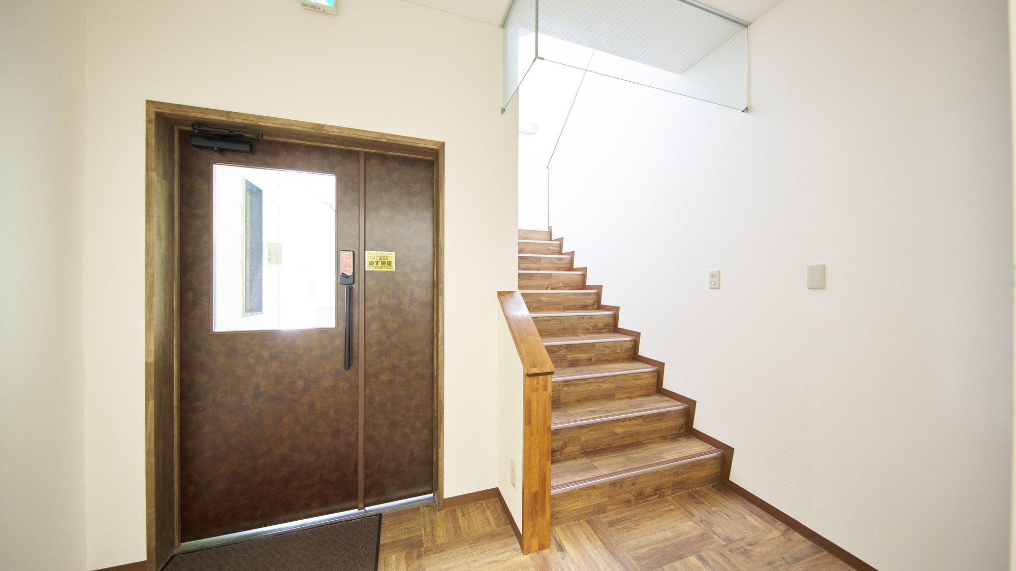 ・【1階入り口】安全のため、必ず施錠するようお願いいたします