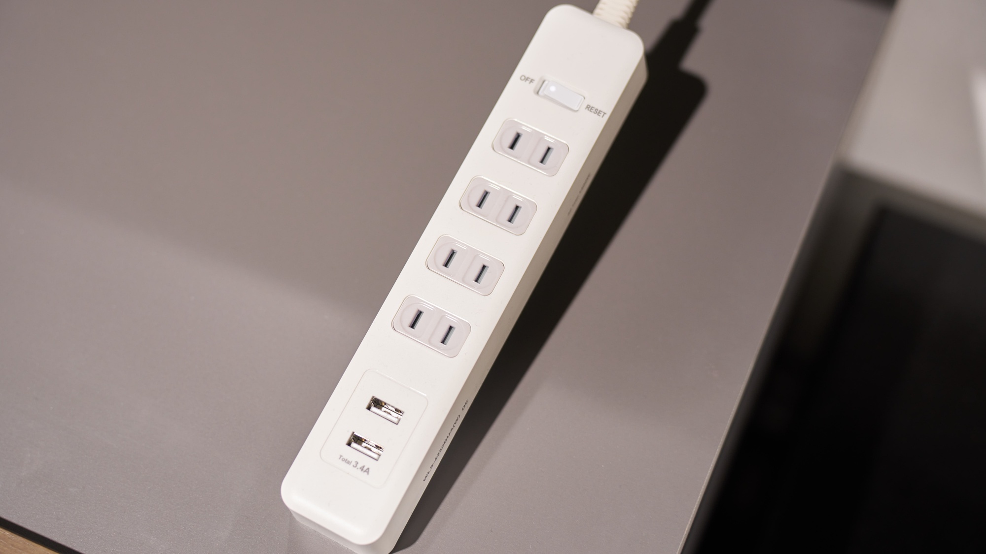 ・【210：延長コード】スマホもPCもまとめて同時充電が可能です