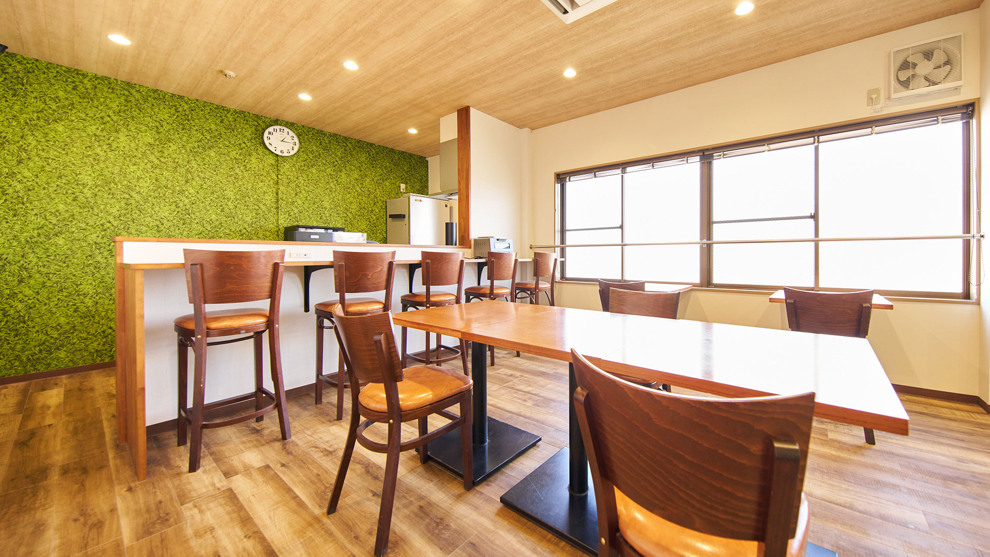 ・【共用スペース】お食事の際にご利用いただける食堂がございます