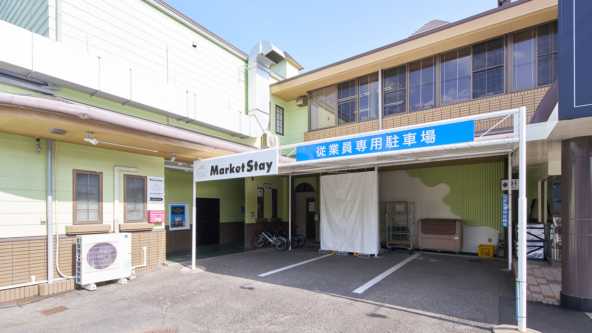・【外観】「Market Stay」の看板奥に入口があります。