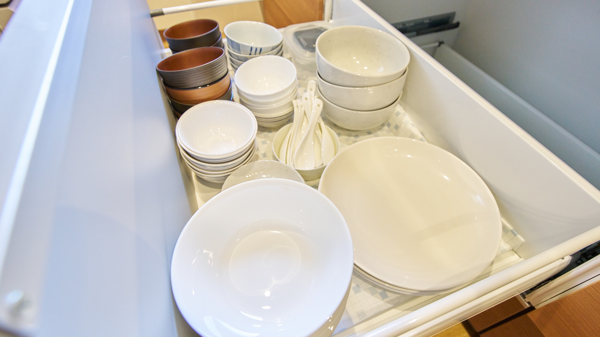 ・【共用キッチン設備】複数の食器類をご用意。用途に合わせてお使いください