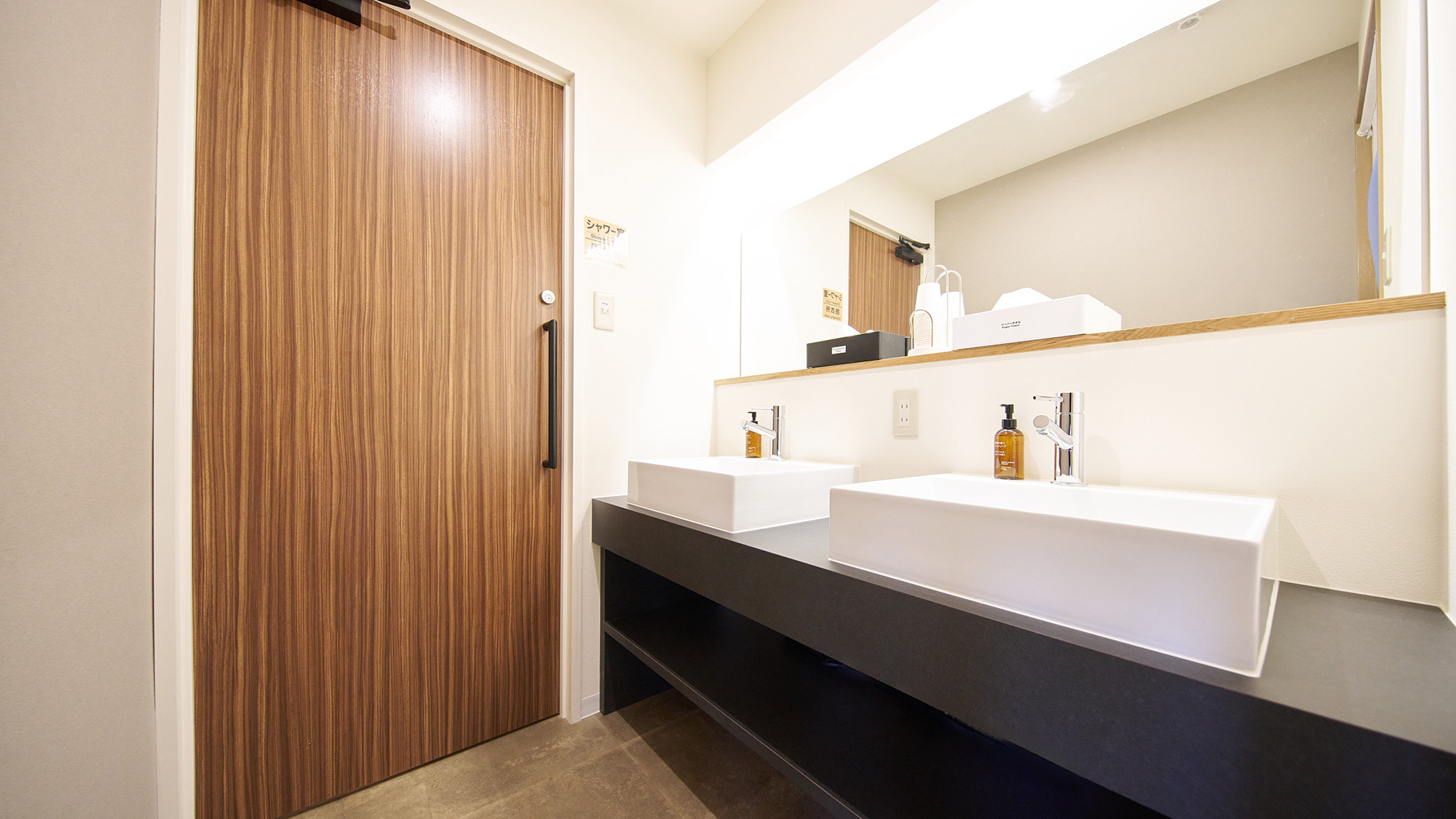 ・【共用洗面化粧台】大きな鏡付きなので、身支度を整えるのにぴったりです