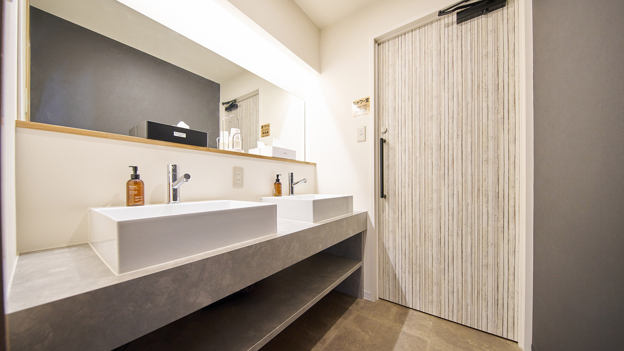 ・【共用洗面化粧台】大きな鏡付きなので、身支度を整えるのにぴったりです