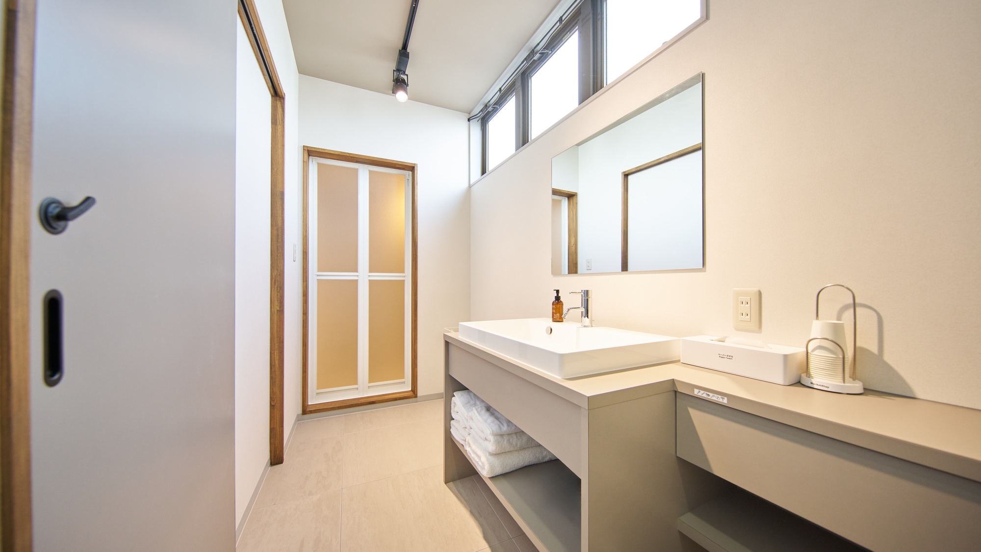 ・【210：脱衣所】大きな鏡付き洗面台で朝の支度にも便利です