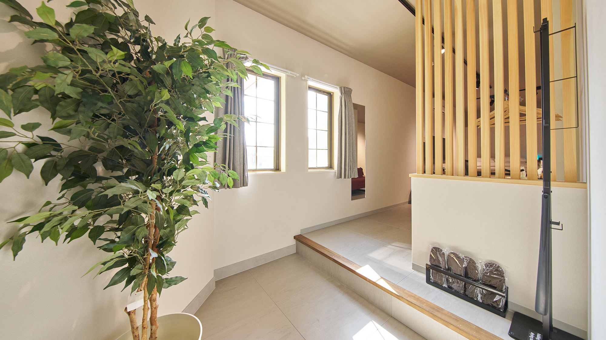 ・【210：客室】こちらでスリッパに履き替えてお上がりください