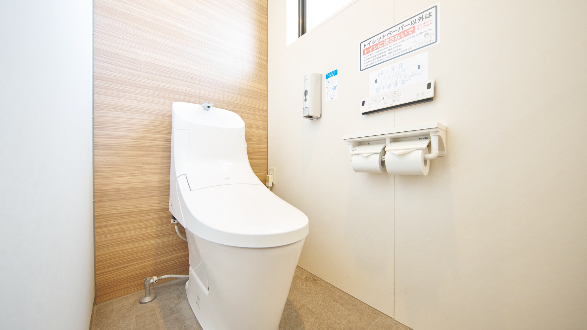 ・【共用トイレ（女性）】温水洗浄機能付きのお手洗いを設置しております