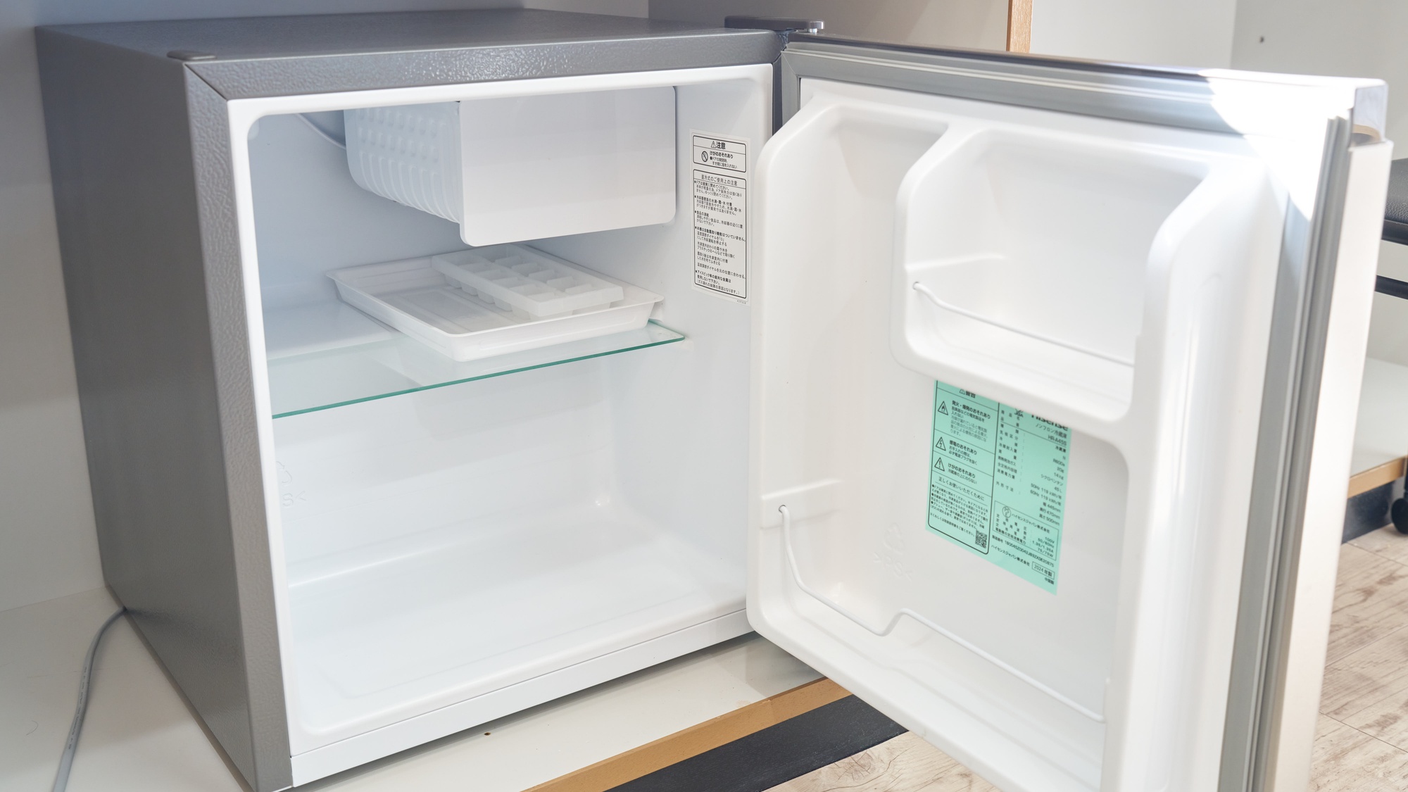 ・【204：冷蔵庫】お飲み物やちょっとしたおつまみを保存するのにぴったりです