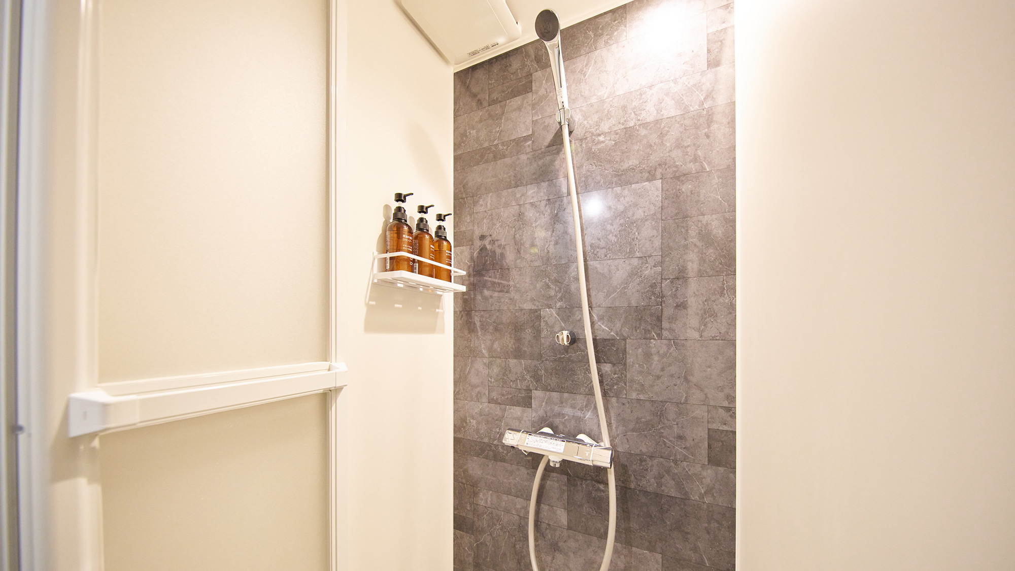 ・【共用シャワールーム】シャンプー、コンディショナー、ボディソープをご用意しております