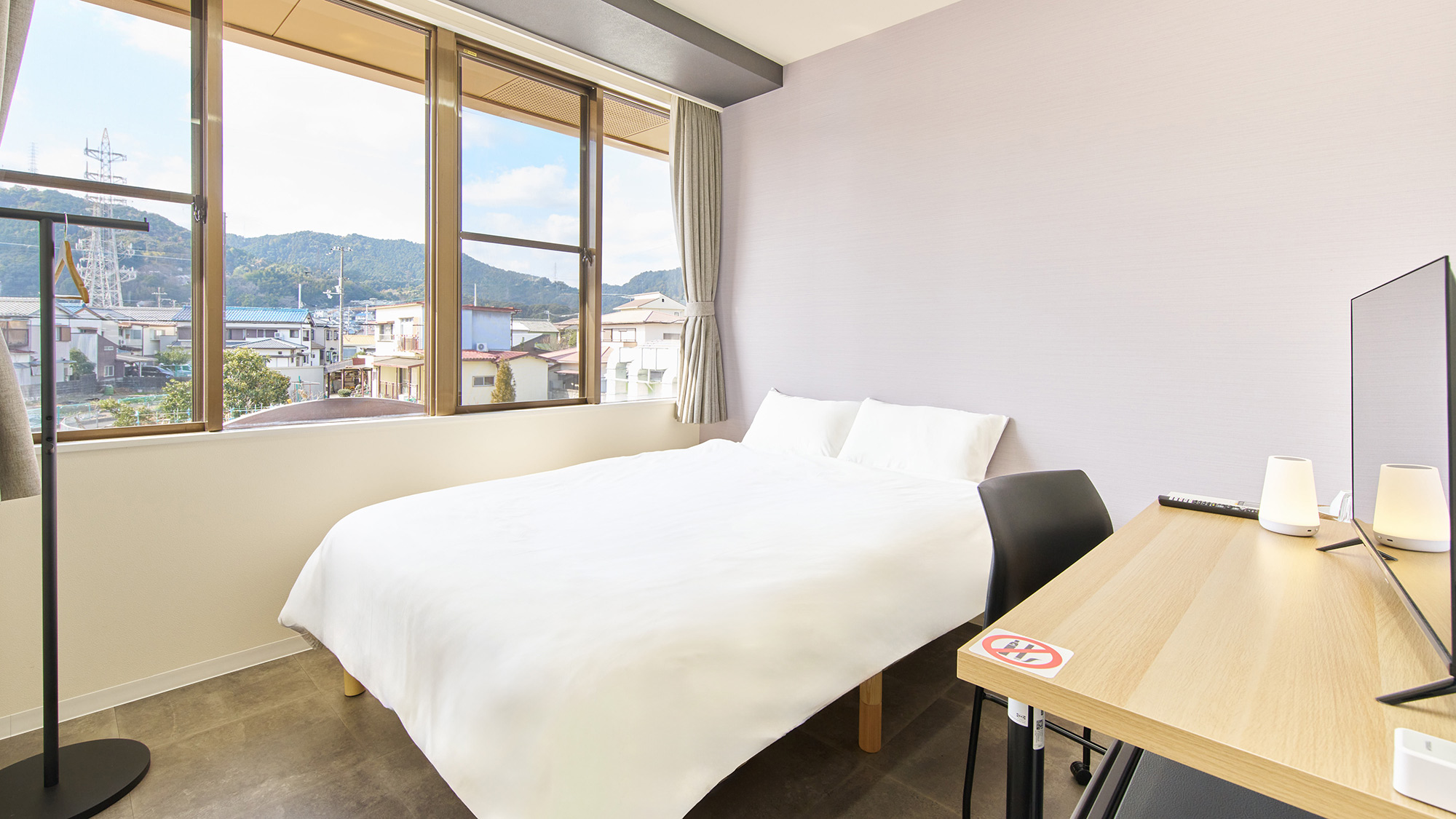 ・【205：客室】ダブルベッドを１台設置した、シンプルなお部屋です