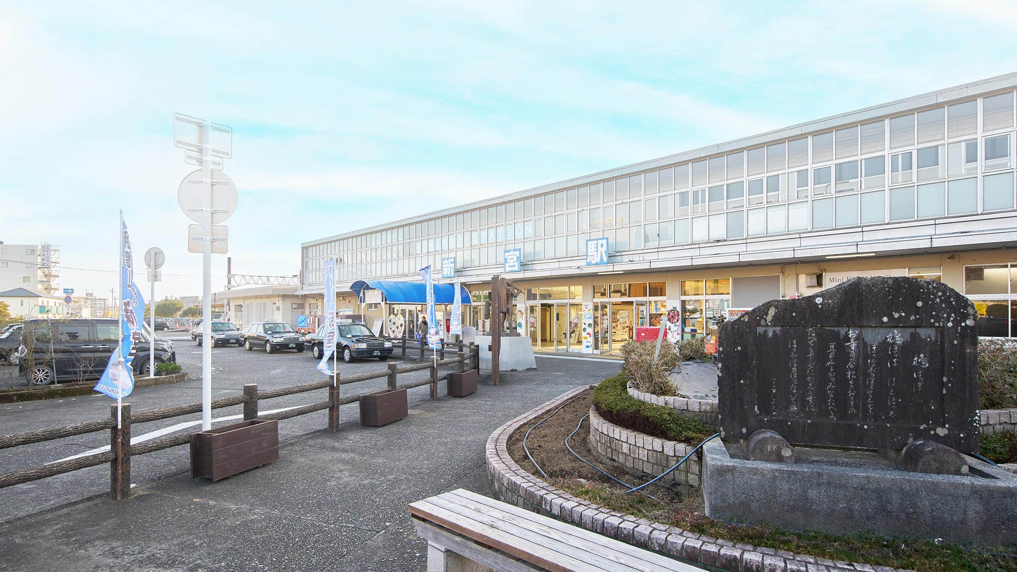 ・【周辺】ＪＲ新宮駅までは車で約５分、 徒歩約1５分の好立地です