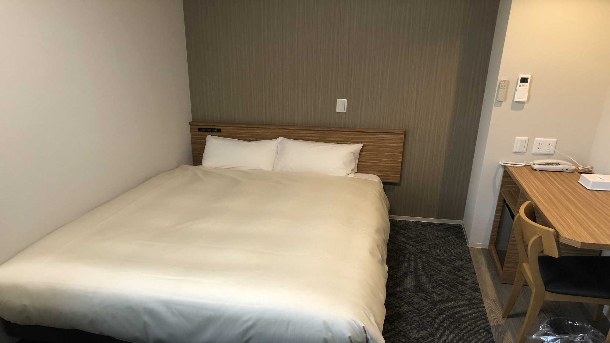 【禁煙】ダブルルーム（13平米／140センチ幅ベッド）