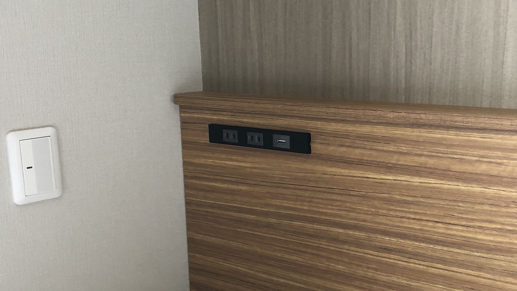 枕元コンセント