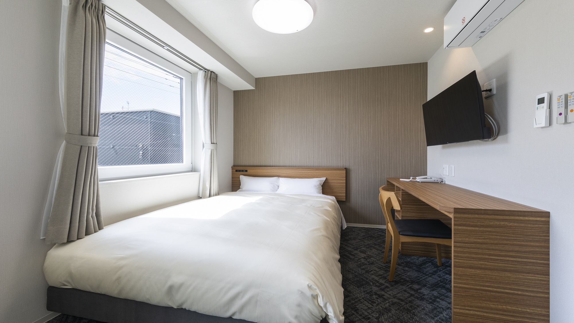 【禁煙】ダブルルーム（13平米／140センチ幅ベッド）