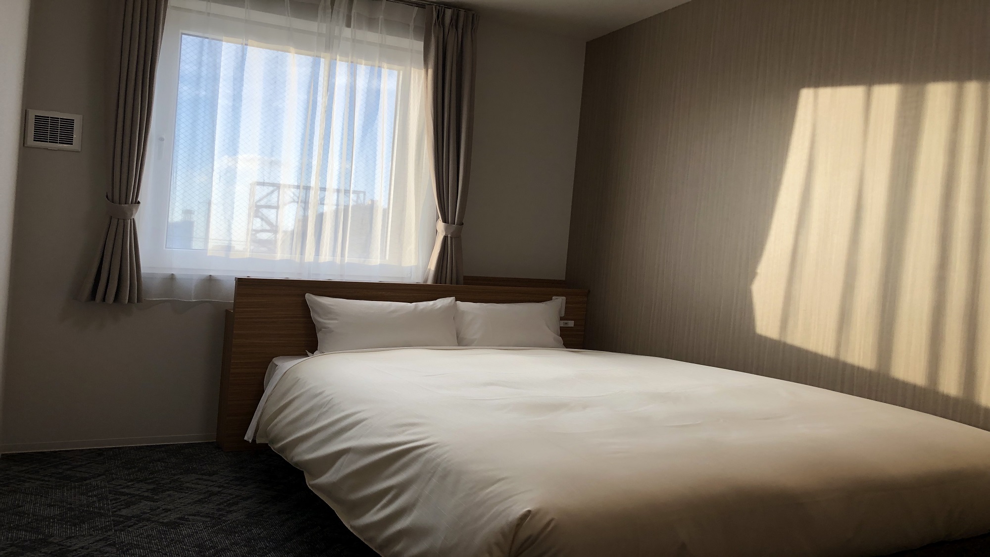 【禁煙】ダブルルーム（13平米／140センチ幅ベッド）