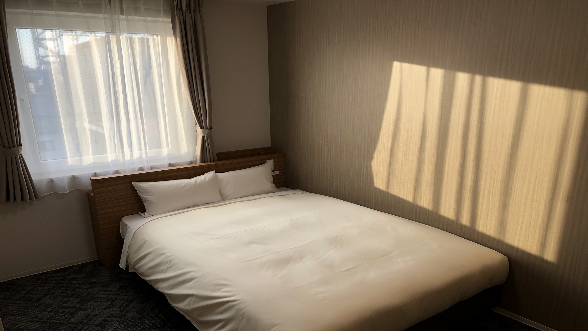 【禁煙】ダブルルーム（13平米／140センチ幅ベッド）