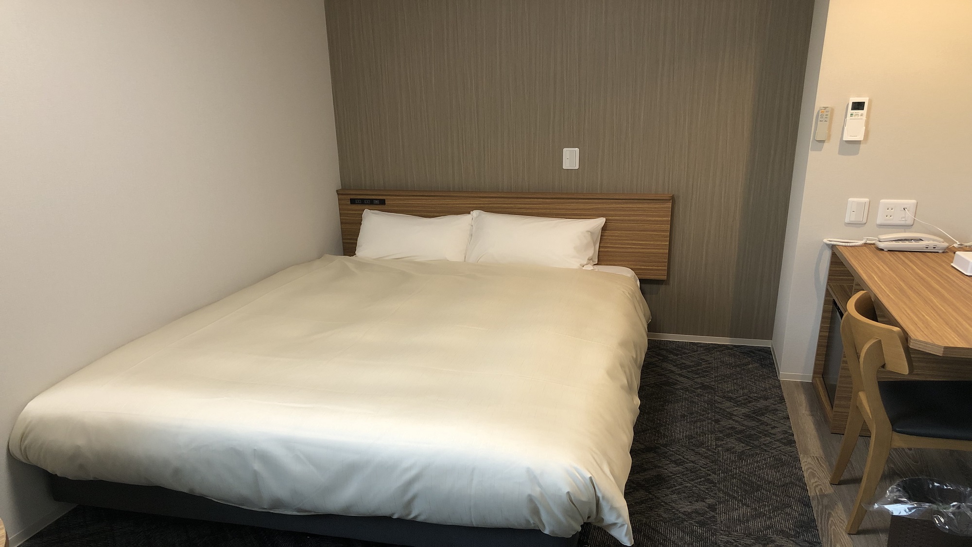 【禁煙】ダブルルーム（13平米／140センチ幅ベッド）