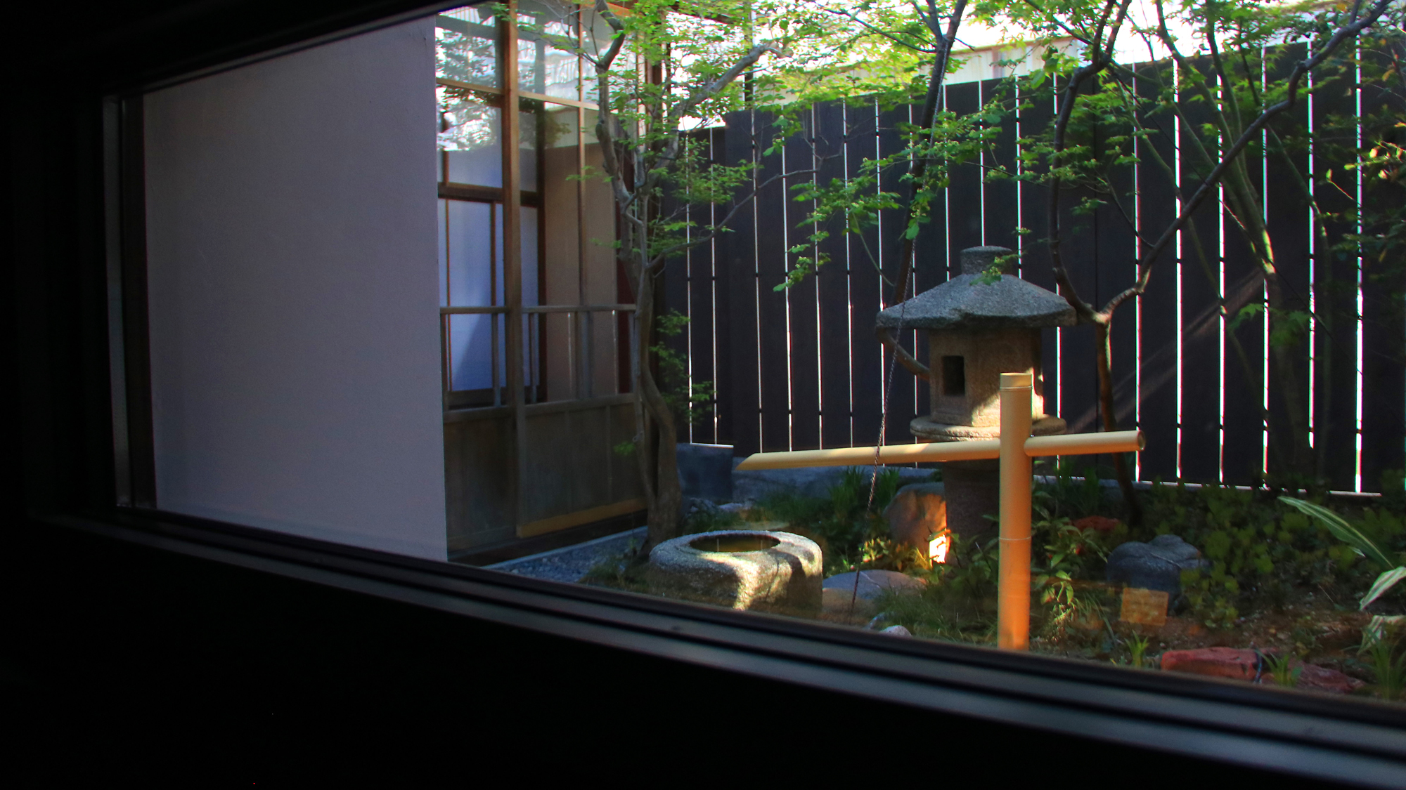 【群青の間】外の庭の風景