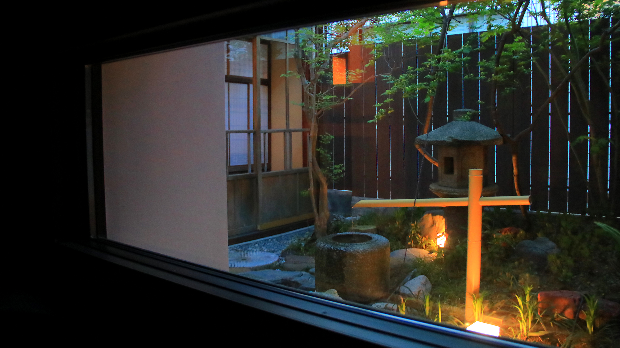 【群青の間】外の庭の風景