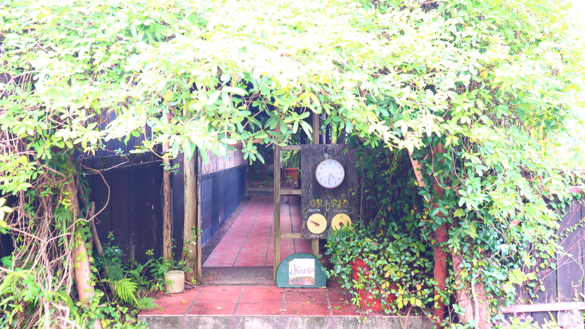 【施設】グリーンとレッドのコントラスト