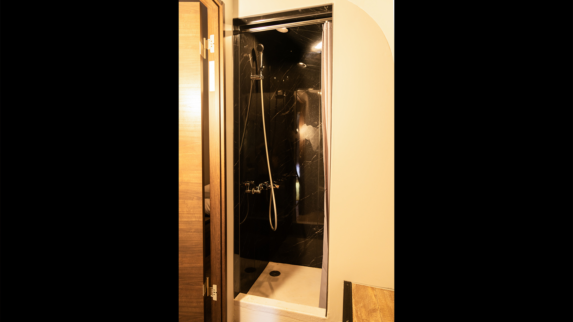 ・【B棟】シンプルで使いやすい屋内シャワールーム。シャンプー、コンディショナー、ボディーソープ完備