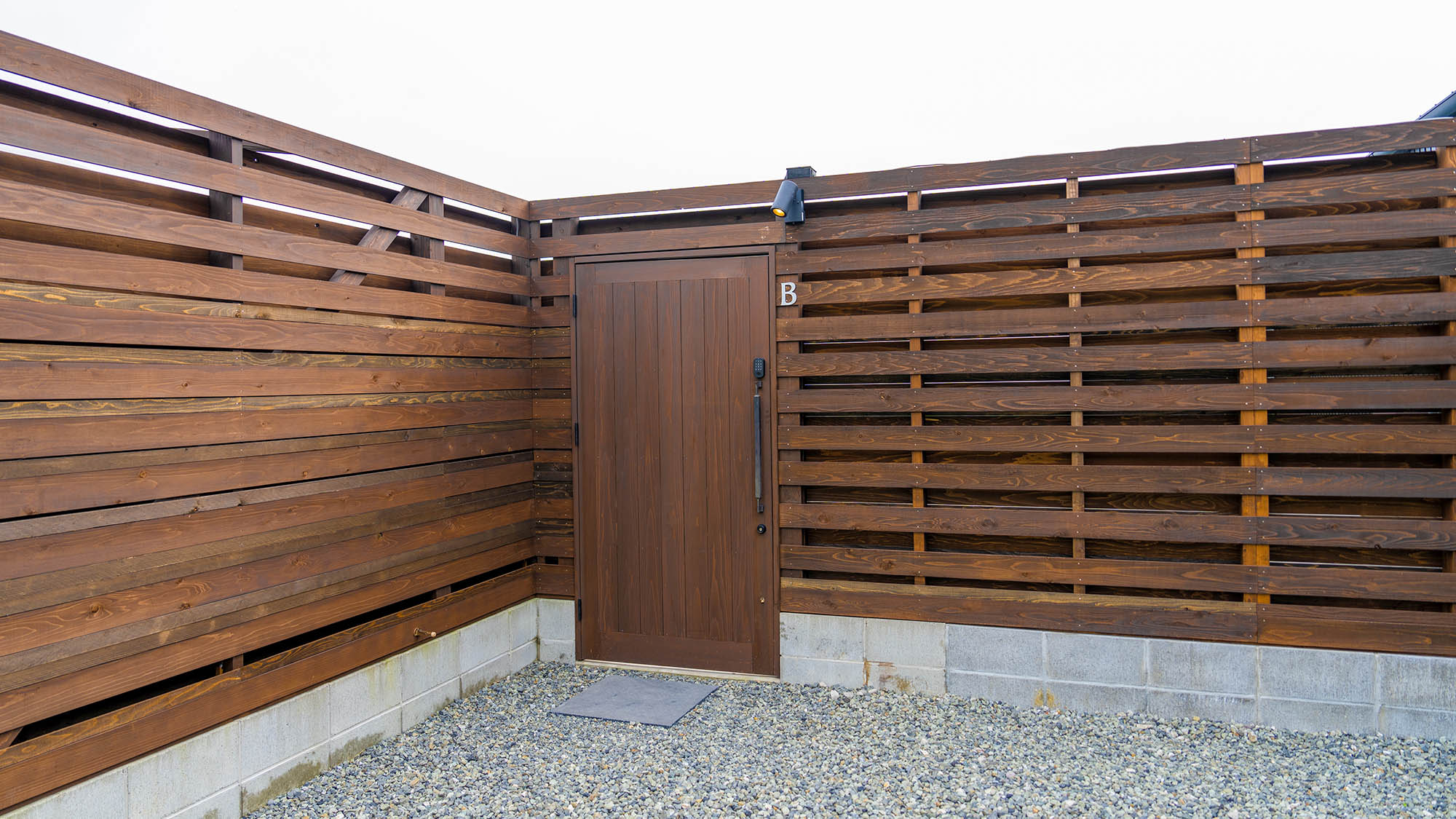 ・【B棟】最大4名様まで滞在可能なトレーラーハウスタイプの宿泊棟。専用庭、プライベート温泉を完備