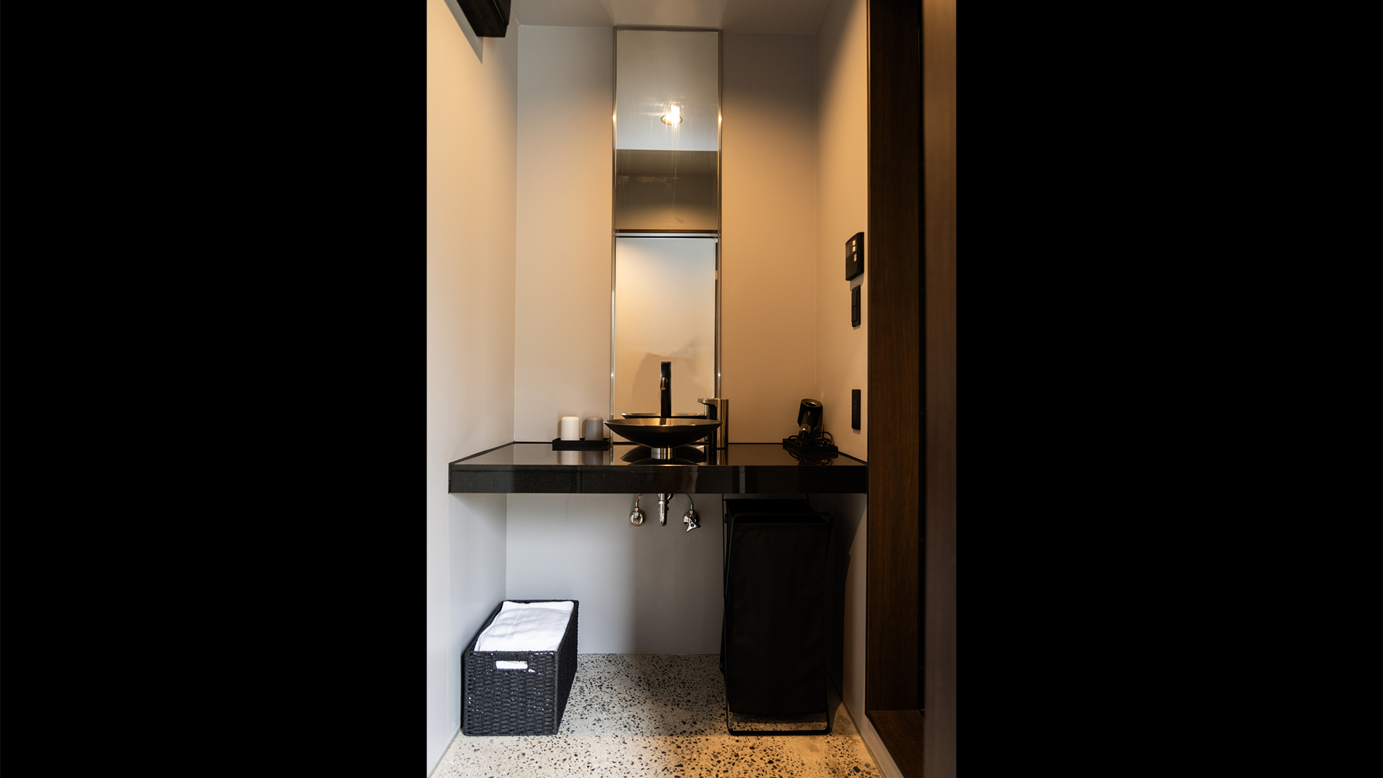 ・【C棟】おしゃれでシックな洗面台。ゆとりがあるスペースで朝の忙しいお仕度もバッチリ！