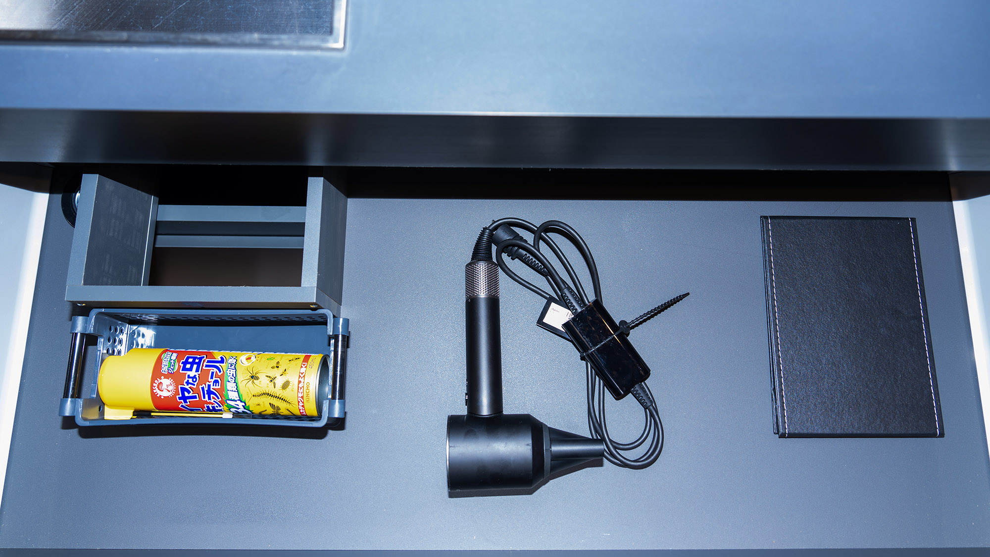 ・【A棟】ドライヤー、虫よけスプレーを完備。温泉に入った後やお仕度の時も安心！