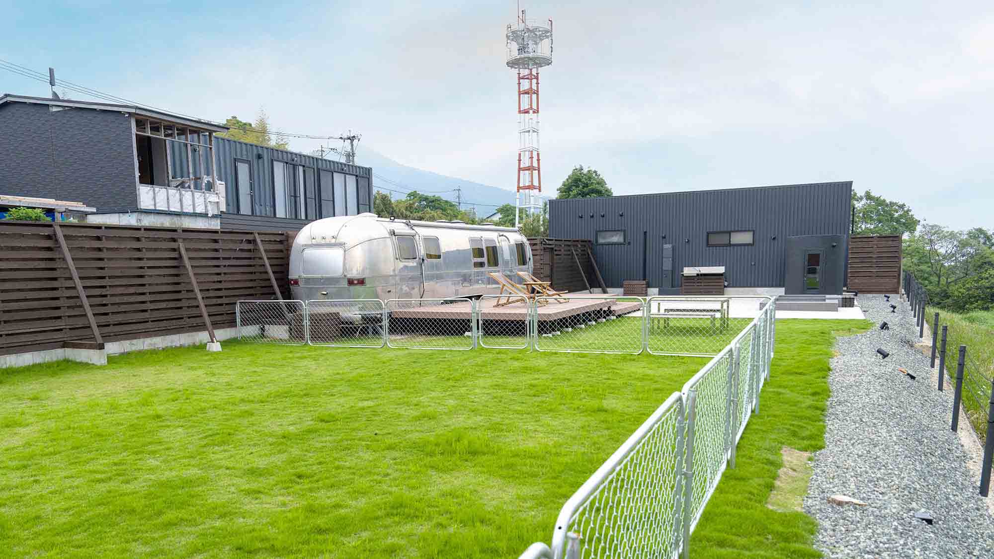 ・【A棟】愛犬も喜ぶ広々ドッグラン　ペット同宿OKのトレーラーハウスで愛犬とのご滞在を♪