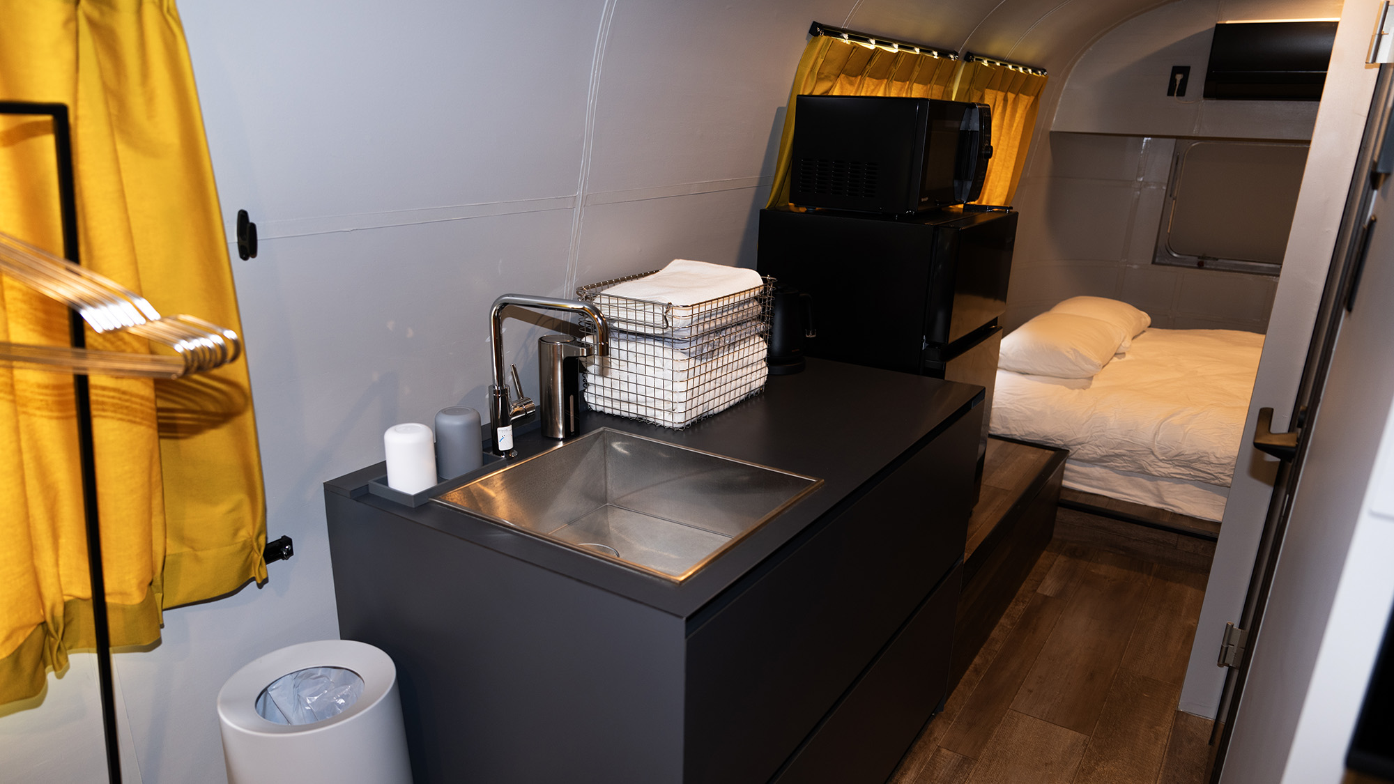 ・【A棟】3つの宿泊棟全てに冷蔵庫、レンジを完備。いつでも温かいお食事や冷たいお飲み物がいただけます