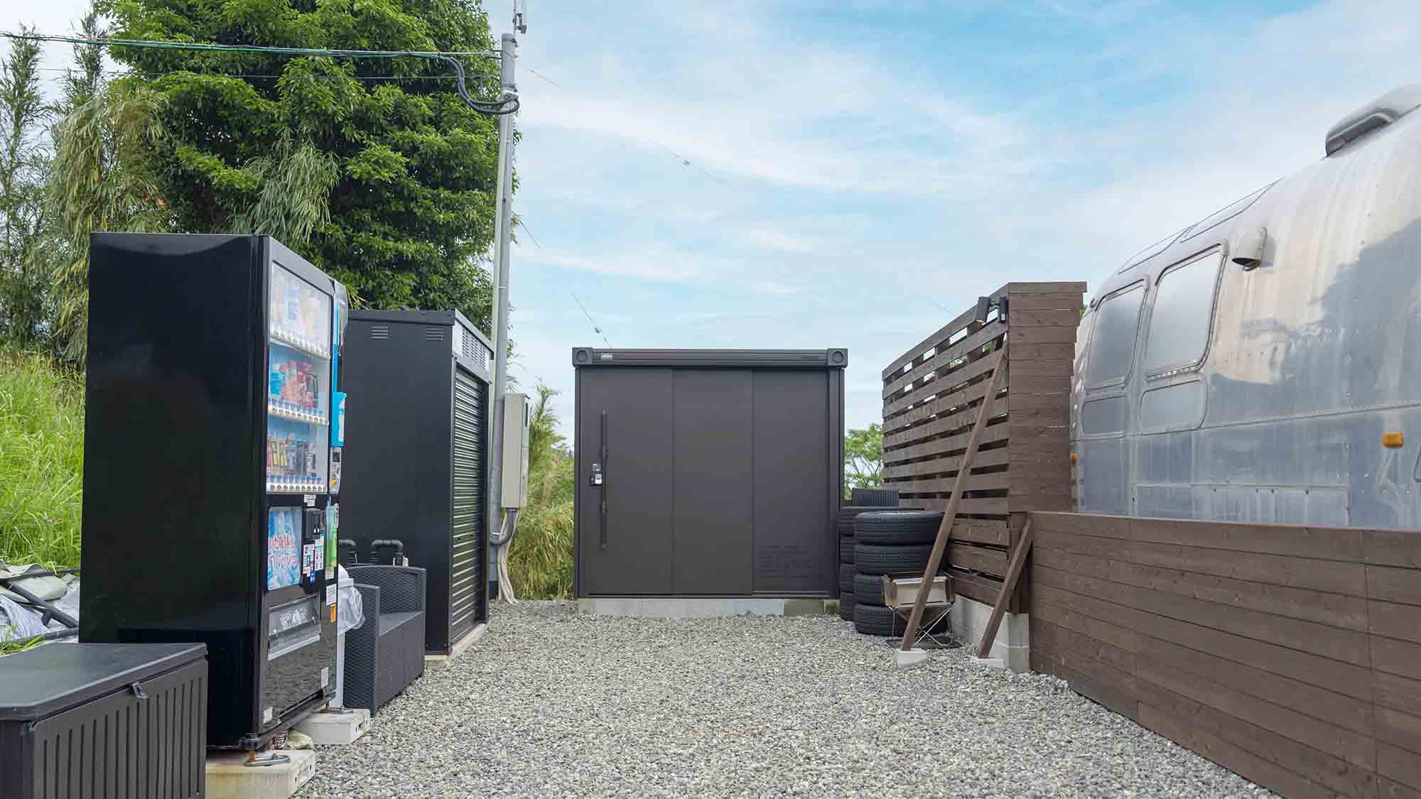 ・【共有部】屋外共有部には自販機（各種決済対応）を設置しております