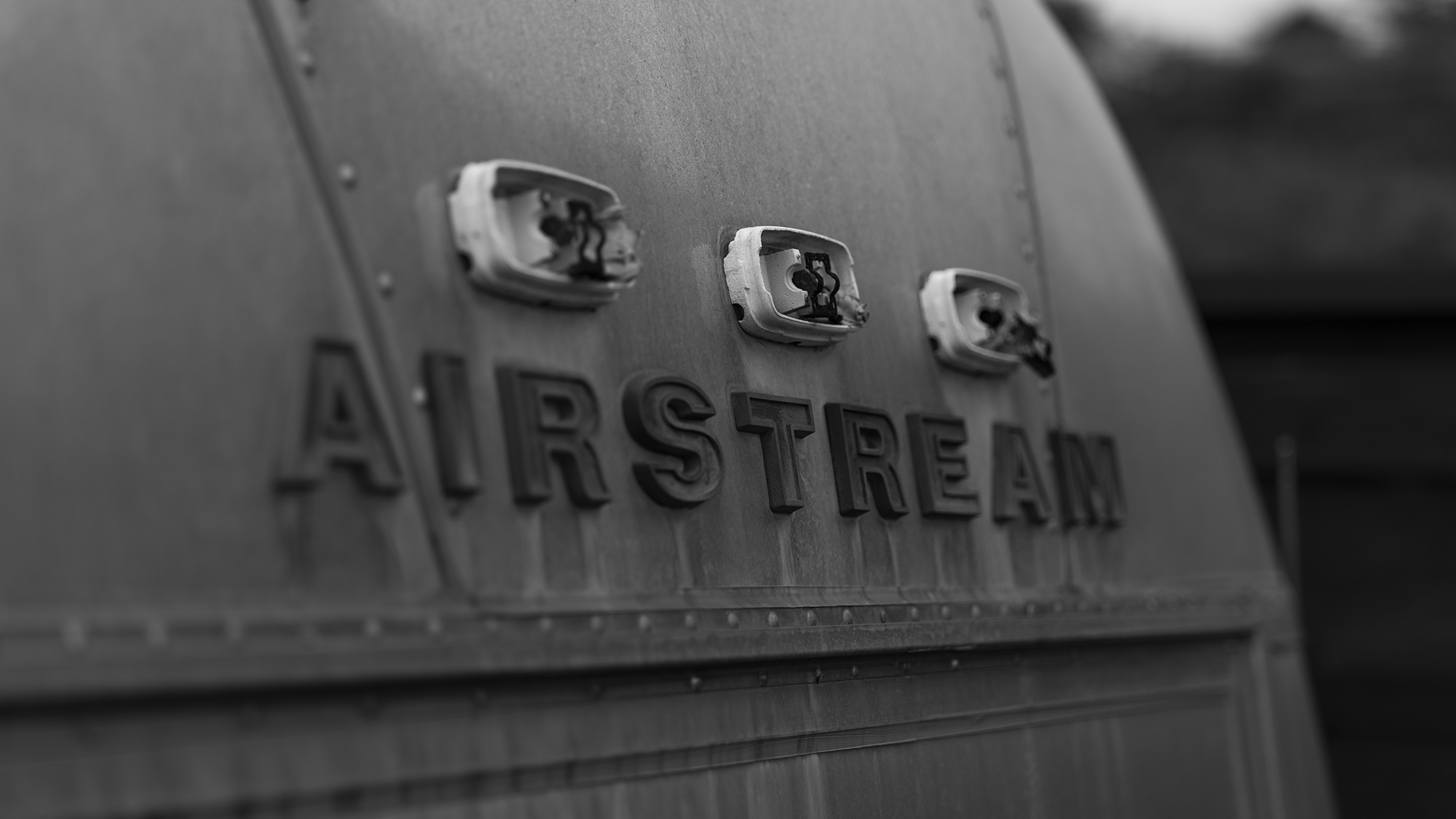 ・【B棟】アルミボディとレトロなデザインのエアストリーム。アメリカンタイプのトレーラーを堪能ください