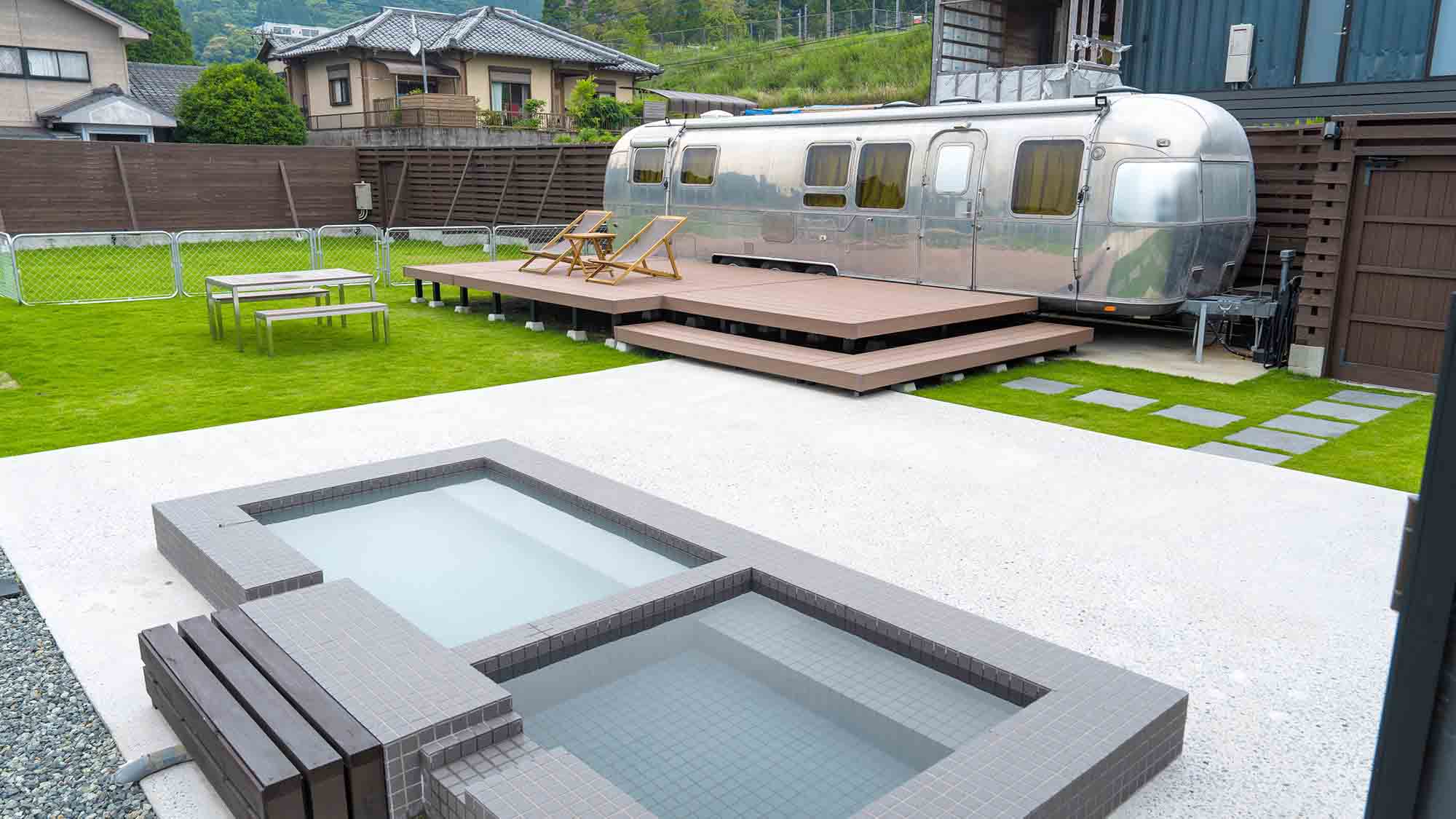 ・【A棟】温泉や水風呂、サウナだけでなくドッグランも完備　トレーラーハウスでの滞在で非日常の一瞬を