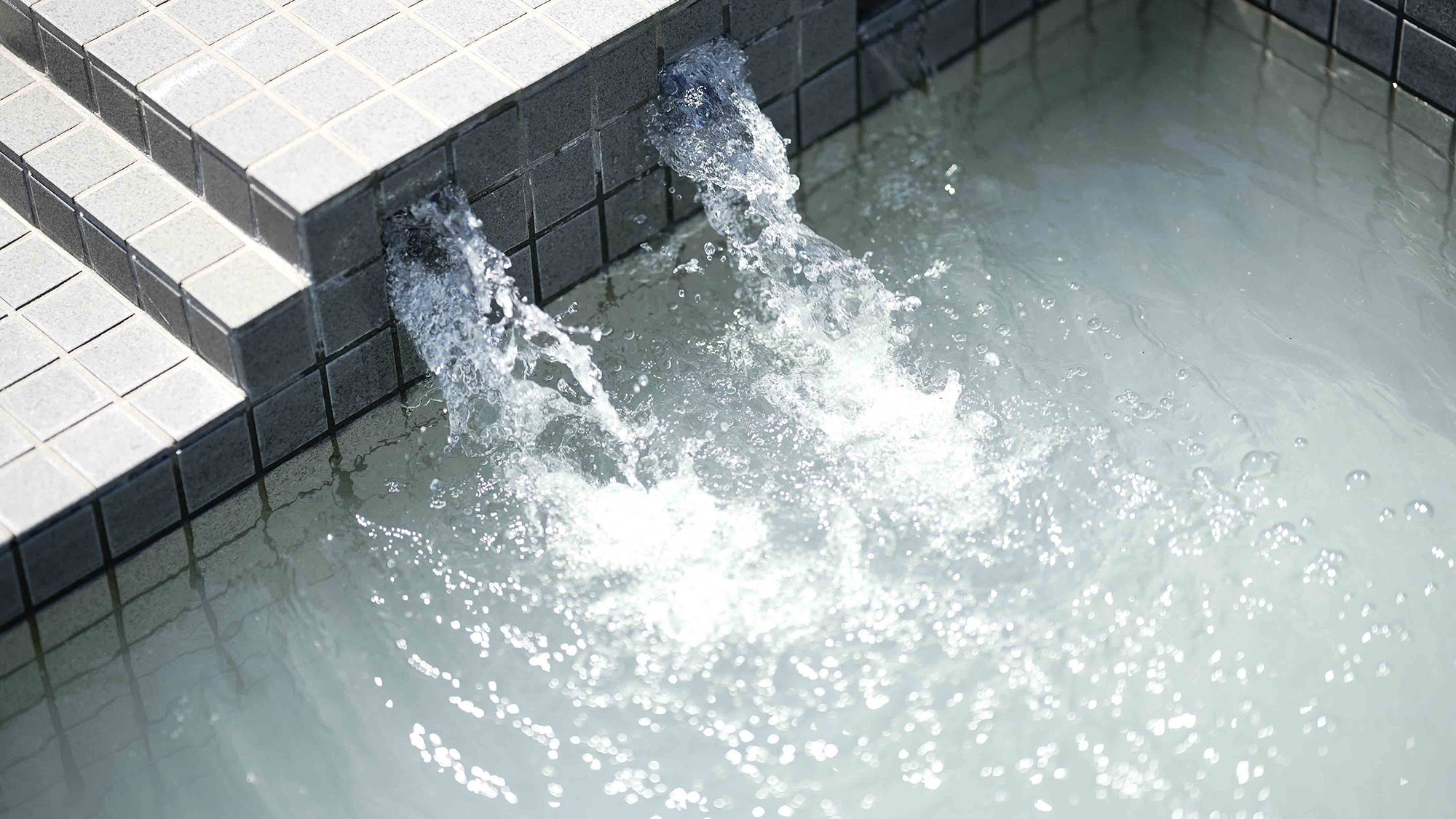 ・【B棟】湯の華が最高な霧島温泉源泉風呂。開放的な空間で思う存分バスタイムを堪能できます