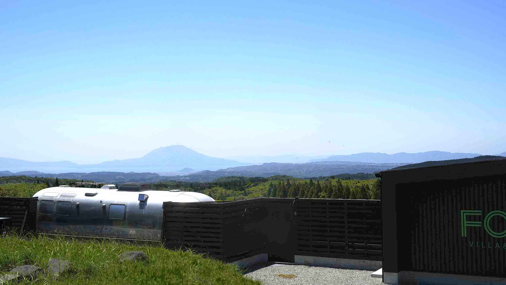 ・【外観】遠くには錦江湾（鹿児島湾）や桜島を眺められ、鹿児島の雄大な自然を感じられます