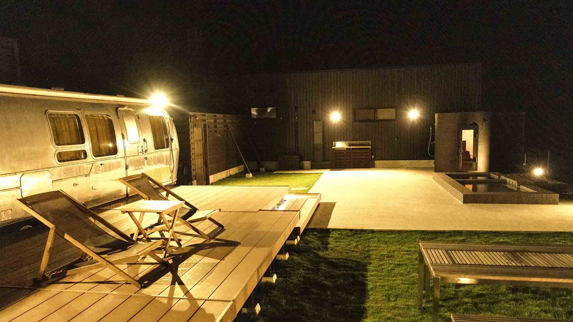 ・【A棟】昼とは印象を変える夜のアウトドアリビング　宿泊しないとわからない星空をお楽しみください